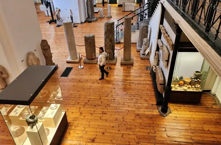 Sofya Ulusal Arkeoloji Müzesi iç mekanı, Roma ve Trakya dönemine ait sütunlar ve eserler